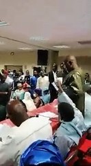 Vidéo- Farba Ngom distribue des millions d’euros à des partisans de l’APR