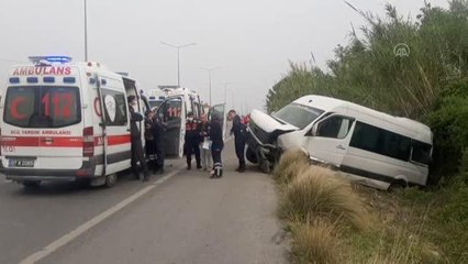 Son dakika haber: Turistleri taşıyan minibüsün devrildiği kazada 12 kişi yaralandı (2)