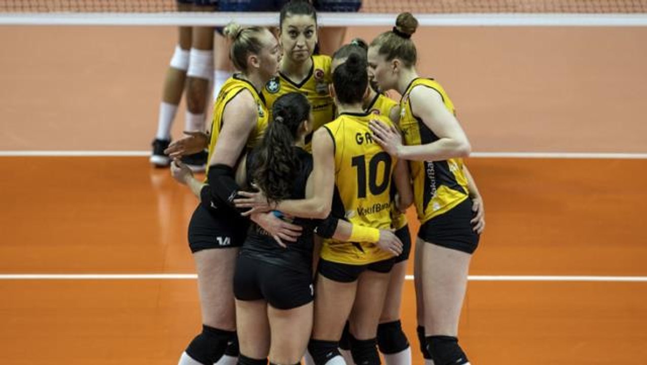Son Dakika: Kupa Voley finalinde VakıfBank, Fenerbahçe Opet'i 3-2 mağlup ederek şampiyon oldu