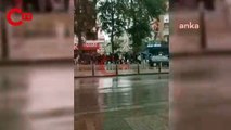 İzmir'de yağmur altında askıda ekmek kuyruğu