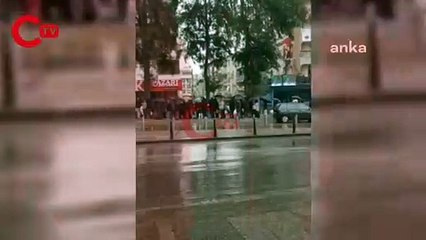 İzmir'de yağmur altında askıda ekmek kuyruğu