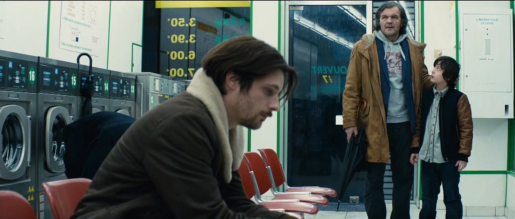 "Au bonheur des ogres" : Discussion au lavomatique