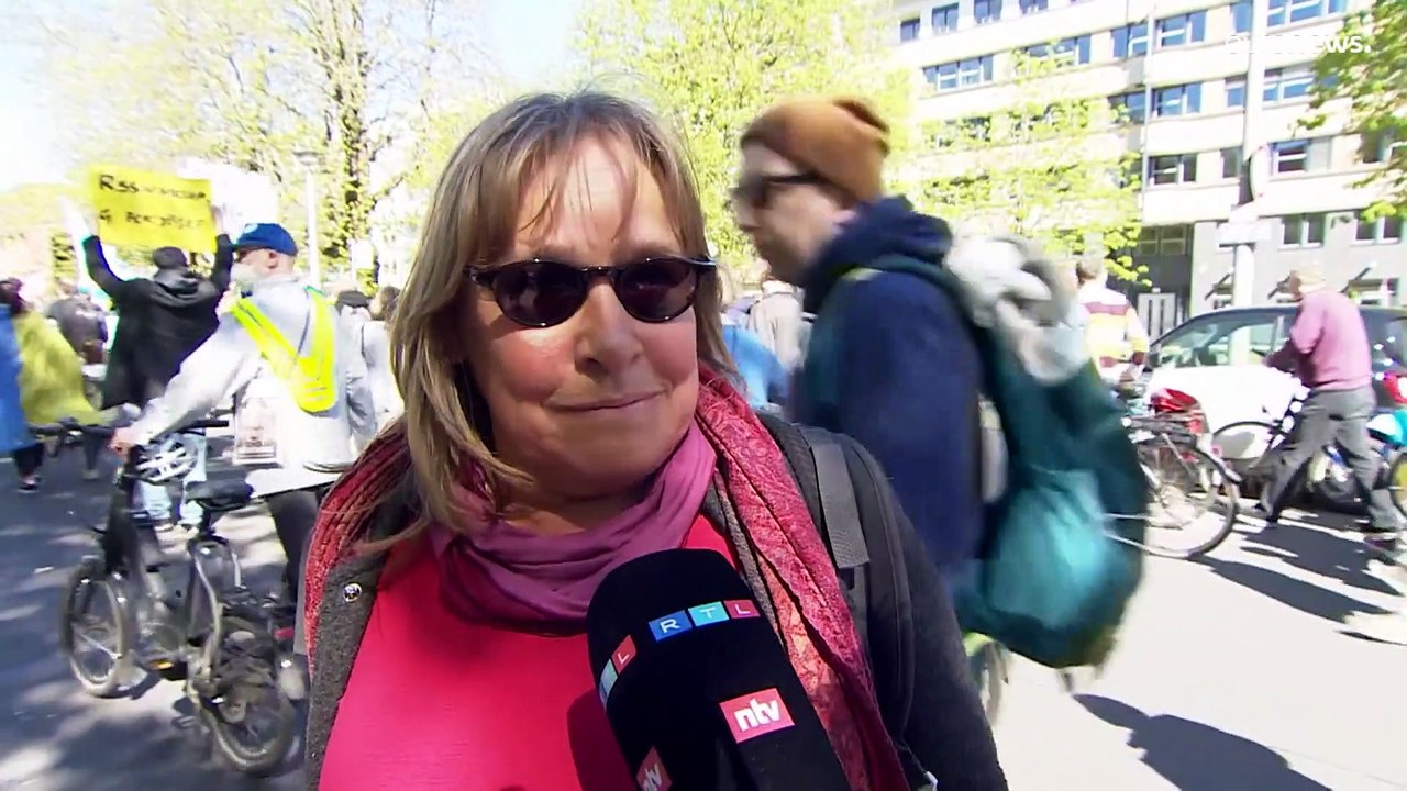 German Easter peace marchers agonise over sending weapons to Ukraine