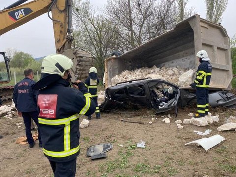 Son dakika... Taş yüklü kamyon çarpıştığı aracın üzerine devrildi: 1 ölü, 2 yaralı