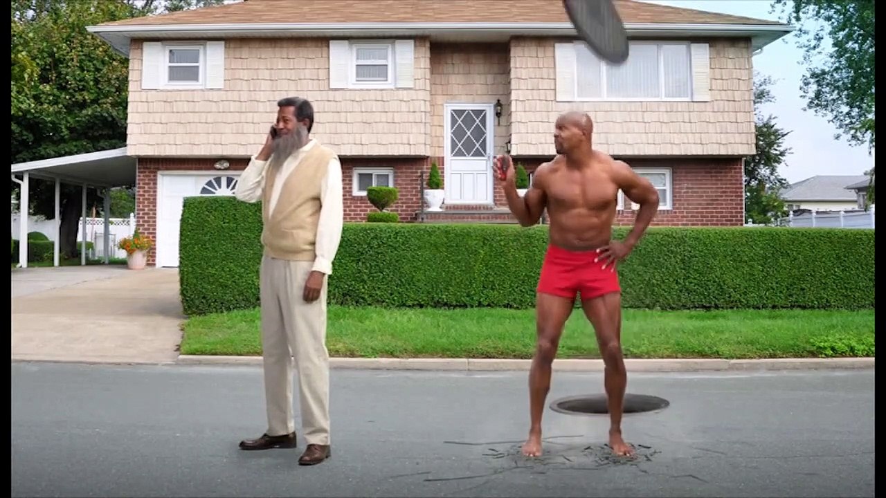 Terry Crews ("Expendables") en mode rasage