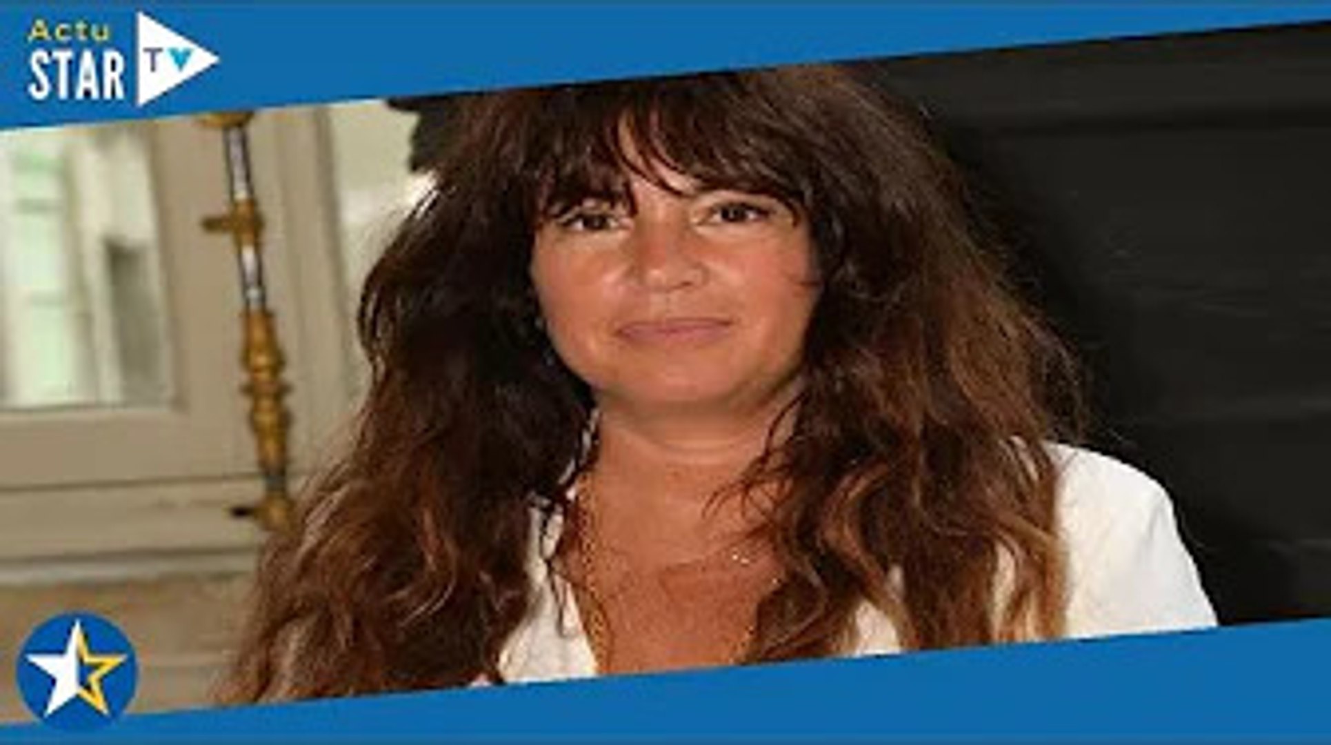 Bel Bien Elsa Wolinski Chroniqueuse De L Emission Pose Totalement Nue Pour Un Sujet 動画 Dailymotion