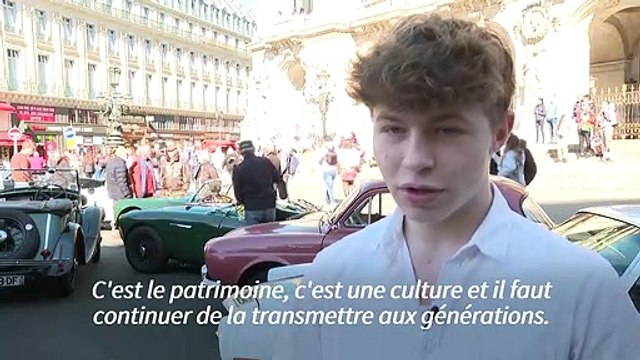 Paris : les amoureux de belles voitures traversent la capitale