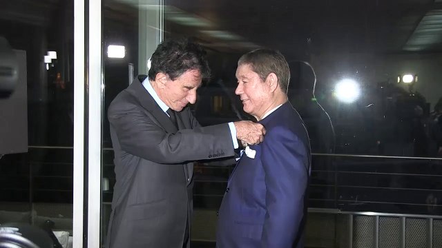 Takeshi Kitano reçoit les insignes d'Officier de la Légion d'honneur