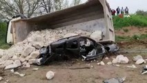 Amasya'da feci kaza: Taş yüklü kamyon çarpıştığı aracın üzerine devrildi: 1 ölü, 2 yaralı