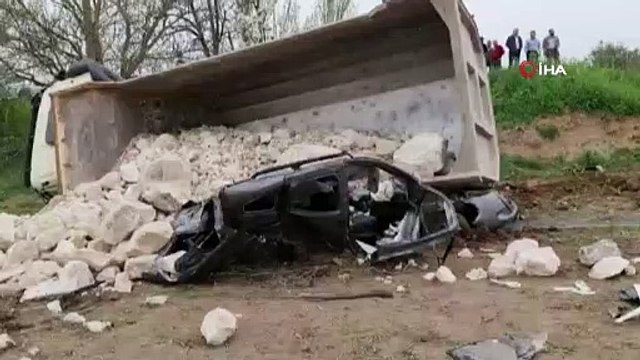 Amasya'da feci kaza: Taş yüklü kamyon çarpıştığı aracın üzerine devrildi: 1 ölü, 2 yaralı
