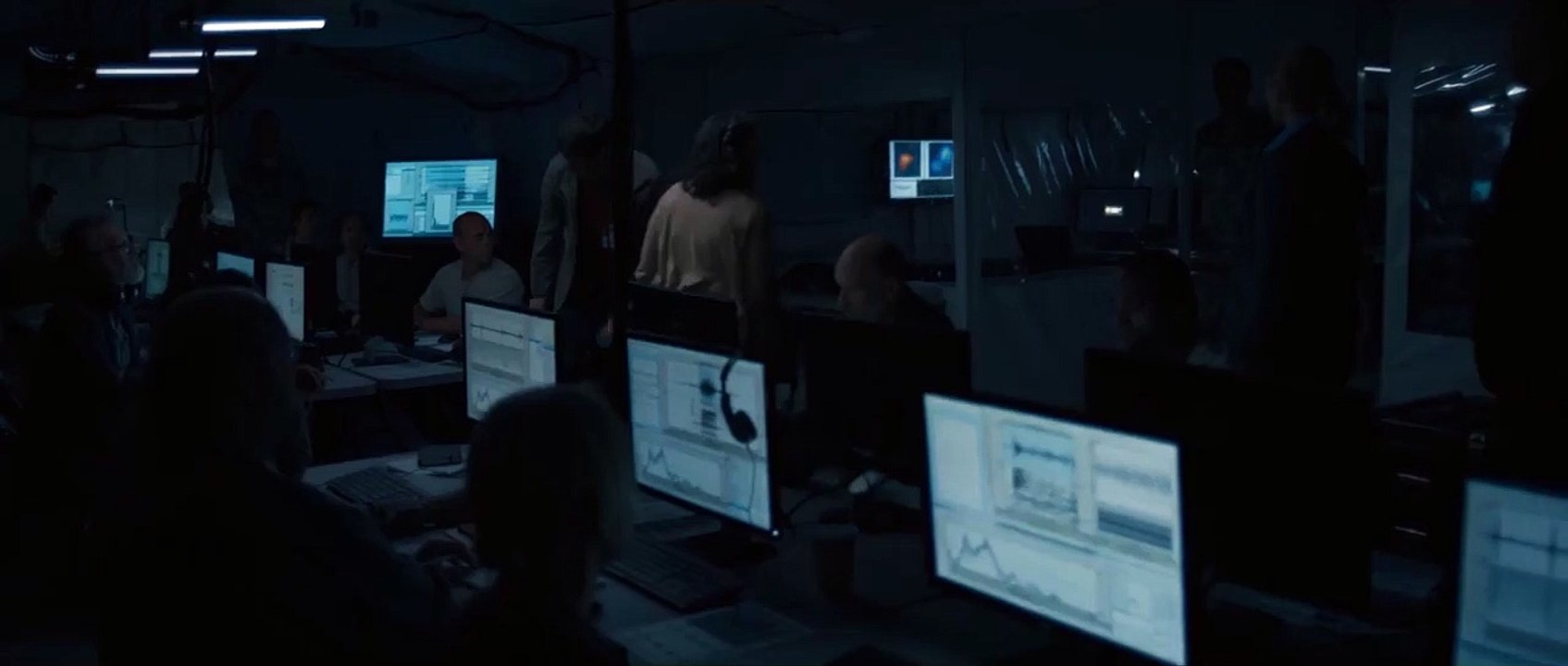 Premier Contact - EXTRAIT VOST "Ils ne s'en vont pas"