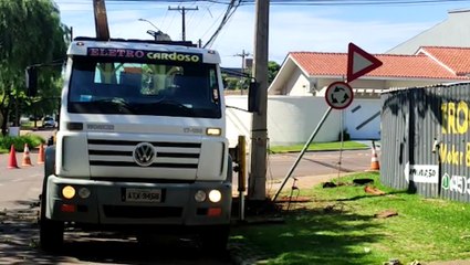 Motorista bate veículo contra poste e deixa diversas residências sem luz no Tropical