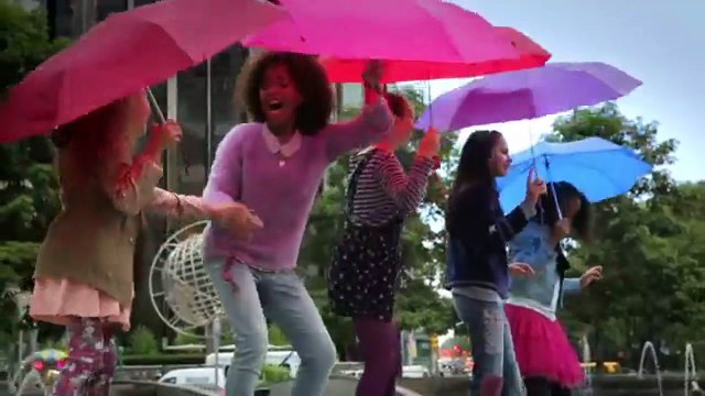 Le clip de You're Never Fully Dressed Without a Smile par Sia