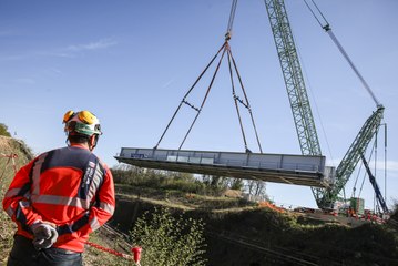 VIDEO. Les coulisses de la pose du nouveau pont-rail de la ligne Tours-Loches