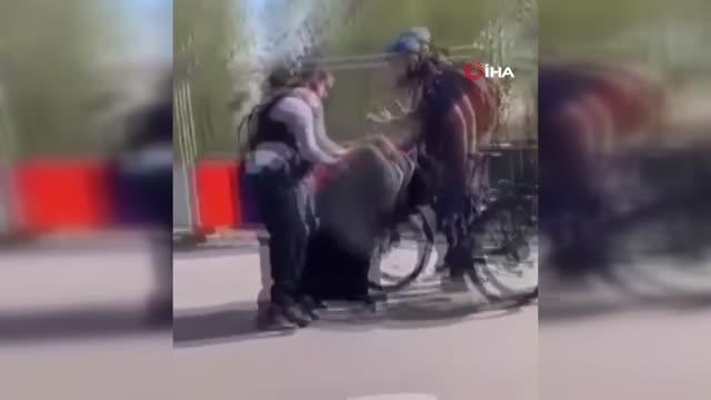 Fransa'da polis karşıdan karşıya geçtikleri için başörtülü kadınları darp etti