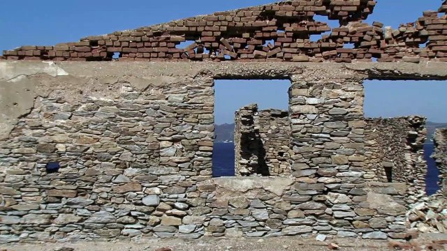 Comme des lions de pierre à l’entrée de la nuit Bande-annonce VF