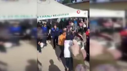 Kadınlar sıra için saç saça baş başa kavga etti...O anlar kamerada