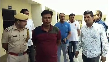 accusedठगी के आरोपी से चल रही पूछताछ, नकदी बरामद करने के प्रयास