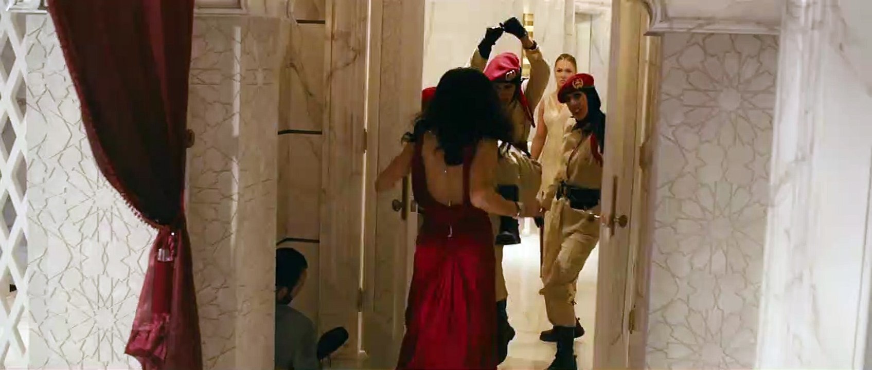 Furious 7 - EXTRAIT VF "Combat entre Letty et la garde du corps du Prince"