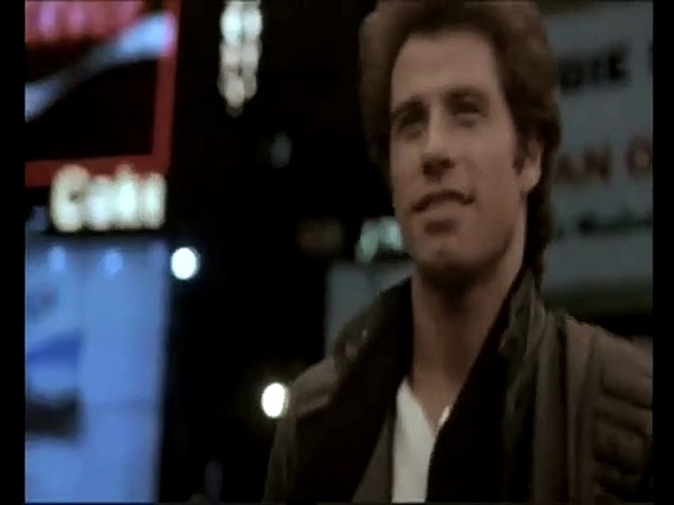 John Travolta marche sur "Stayin' alive"