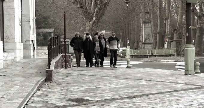 La Cigale, le corbeau et les poulets Teaser VF