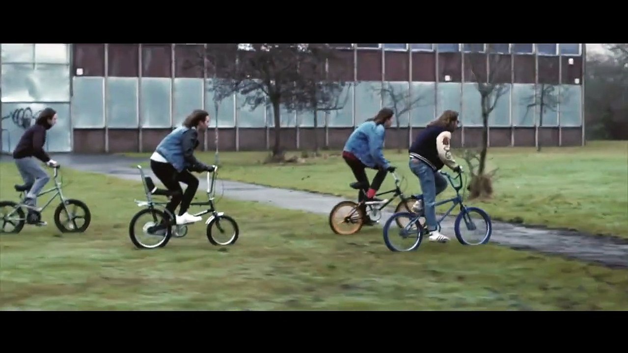 Ambiance 80's dans le clip de ”Honey Sweet” pour le groupe Blossoms