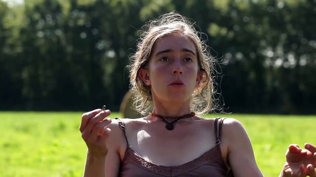 Les Pieds sur terre Bande-annonce VF