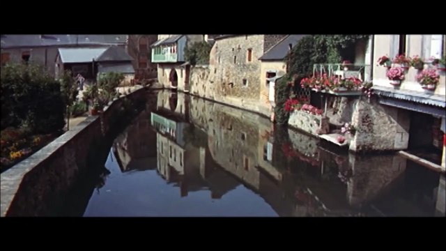 L'Amour existe / La douceur du village Bande-annonce VF