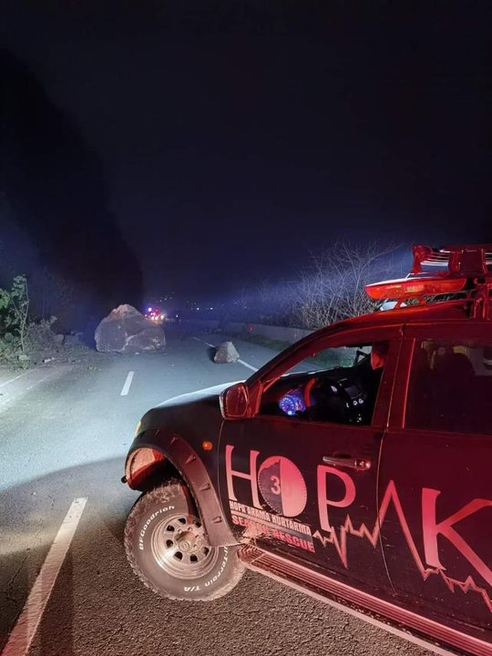 Karadeniz Sahil Yolu'nda ulaşım, kaya parçalarının düşmesi nedeniyle aksadı