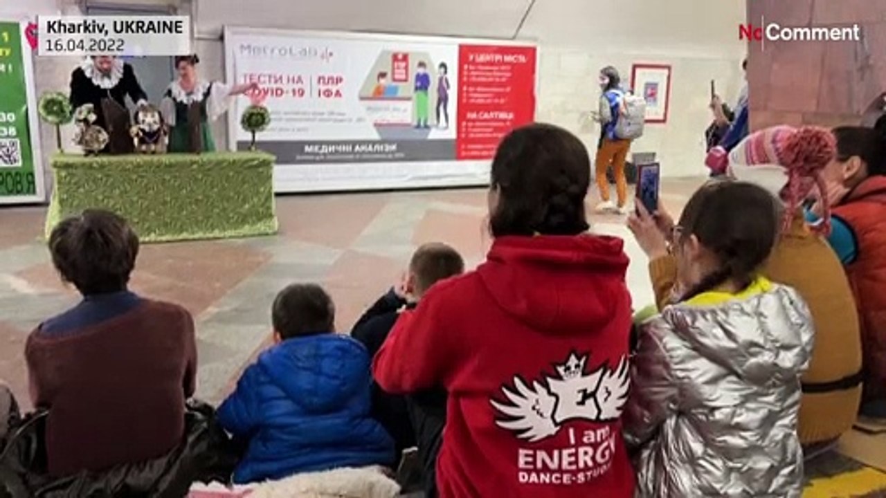 Überleben im umkämpften Charkiw: Oben Bombenhagel, unten Puppenbühne