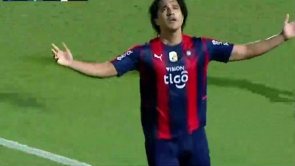 Marcelo Martins celebró su primer gol