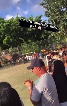 Amigos e familiares rezam em homenagem a adolescente morto em baile funk