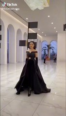 Vũ Thu Phương đang catwalk thì gặp vấn đề với dây nịt