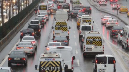 İstanbul güne yağmurla uyandı, trafik yüzde 65'e ulaştı