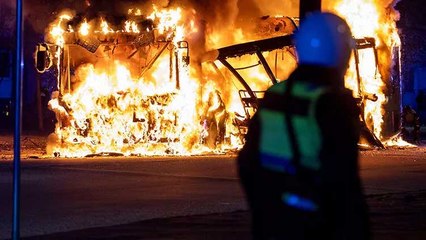 Aşırı sağcıların Kur’an-ı Kerim’i yakması sonrası İsveç karıştı