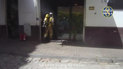 Aparatoso incendio en un bar de Sevilla