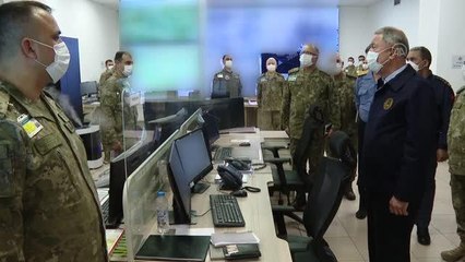 Bakan Akar, "Pençe Kilit Operasyonu"nu komuta kademesiyle Harekat Merkezi'nden yönetti