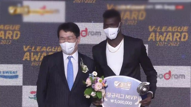 케이타, KB 구단 사상 첫 정규리그 MVP...양효진은 2년 만에 수상 / YTN