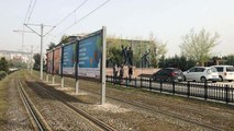 AKP'li Belediye Atatürk heykelini reklam panosuyla kapattı