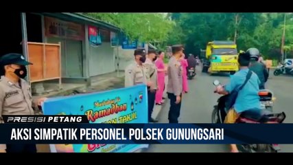 Polsek Gunungsari Berbagi Takjil On The Road Kepada Masyarakat