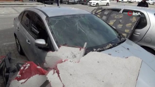 Binadan kopan parçalar araçların üzerine böyle düştü