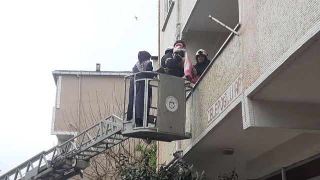 Yangında mahsur kalan 6'sı çocuk 13 kişiyi itfaiye ekipleri kurtardı