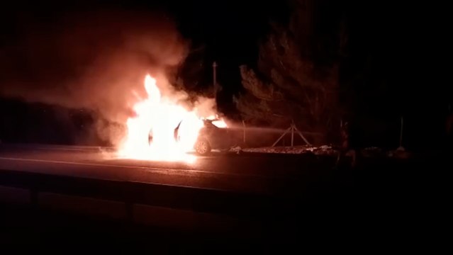 Seyir halindeki otomobil alev topuna döndü