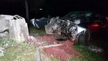 Em grave colisão na Região do Lago, dois postes são arrancados e jovens ficam feridos