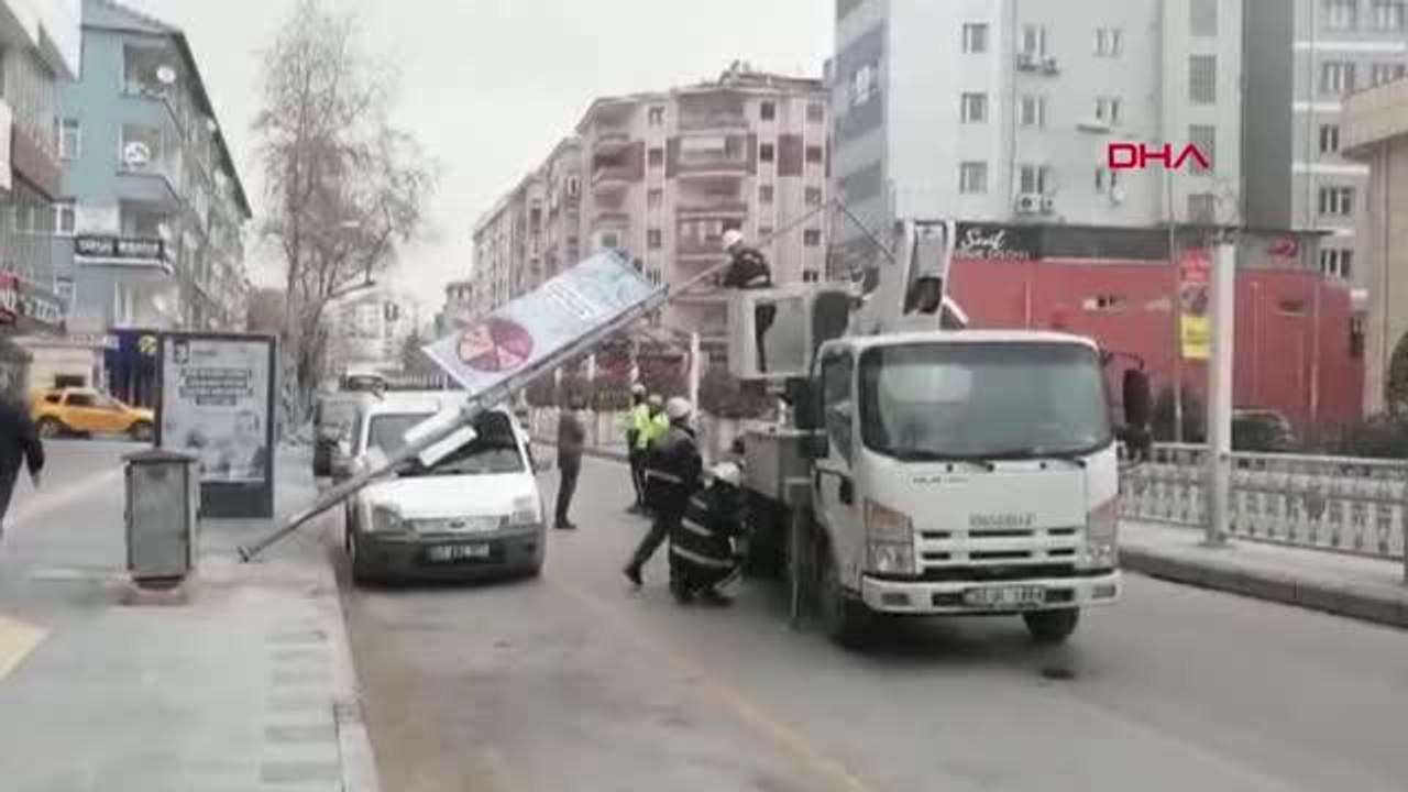 AYDINLATMA DİREĞİ ARACIN ÜZERİNE DEVRİLDİ