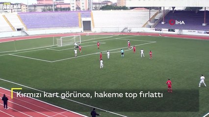 Kırmızı kart görünce, hakeme top fırlattı