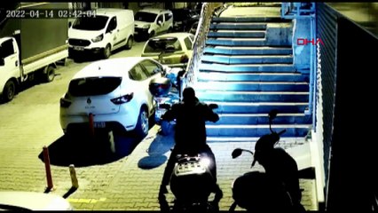 Motosikletini çalarken yakaladı! Hırsızın üstüne atladı