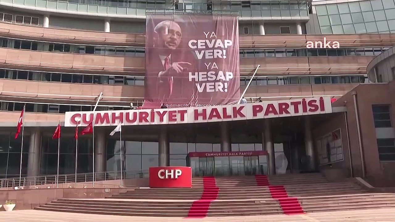 Kılıçdaroğlu’nun hükûmete yönelttiği 4 soru CHP Genel Merkezi’ne asıldı: "Ya cevap ver, ya hesap ver!"