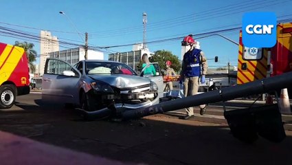 Sol atrapalha visão e motorista derruba semáforo ao tentar acessar posto de combustíveis