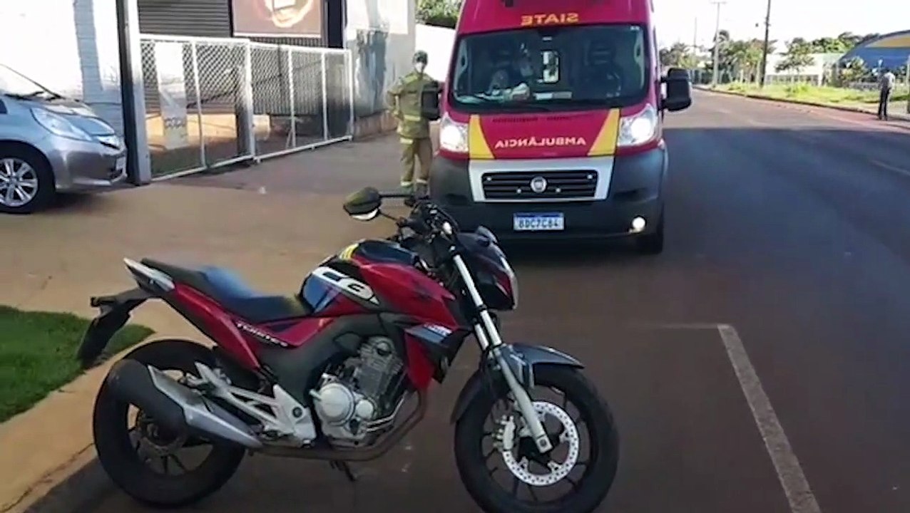 Rapaz de 32 anos fica ferido após colisão envolvendo carro e moto na Av. Tito Muffato, em Cascavel